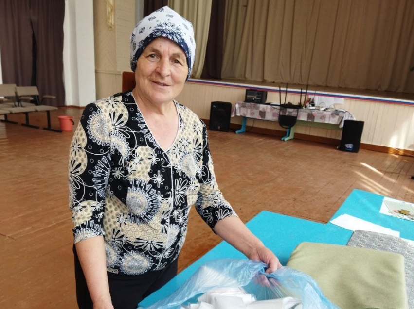 ​Жительница села Захарово Красночикойского округа Татьяна Константиновна Недорезова вяжет тёплые носки бойцам СВО