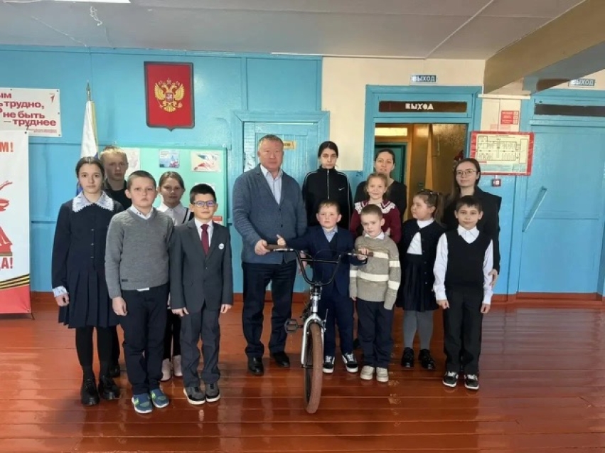 Трюковой велосипед уже у владельца: министр экономики Забайкалья исполнила мечту семилетнего Богдана 