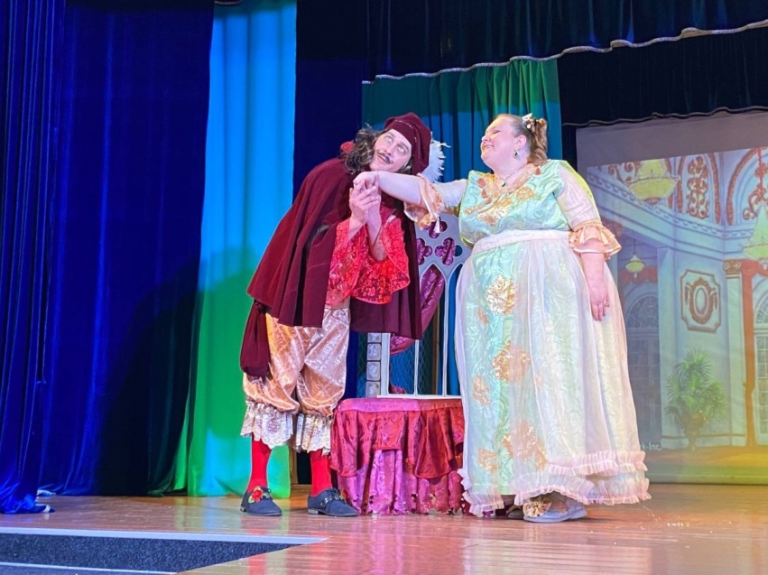 Премьерный спектакль о свадьбе Ульяши и царя Заморского показал народный театр в селе Улёты