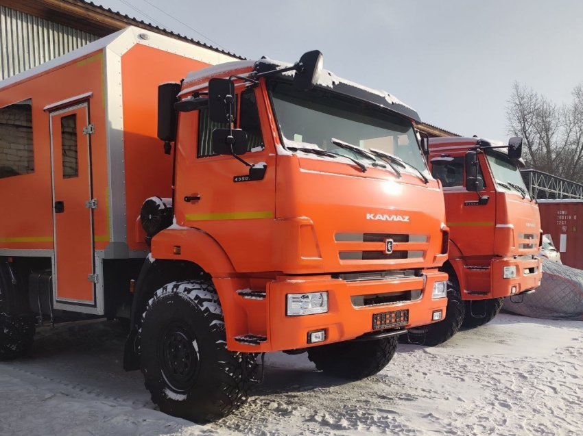 В Читинскую авиабазу своим ходом прибыли два КамАЗа-вахтовки