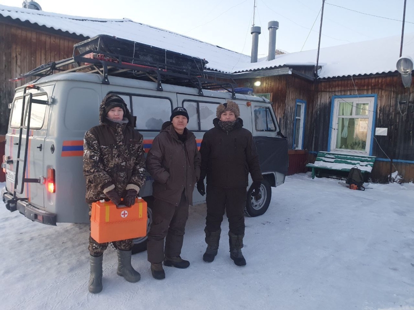 Спасатели экстренно доставили оленевода из долины реки Сюльбан в больницу