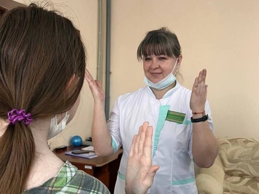 Пациентов больницы в Чите научили особому общению