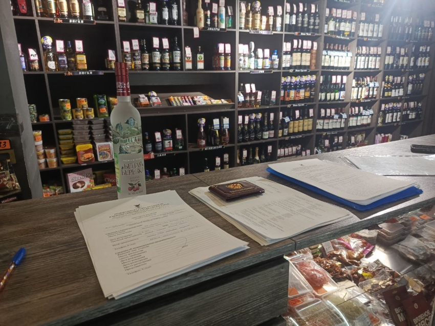 ​РСТ Забайкальского края выявила незаконную продажу алкоголя в магазине «Кураж 24» и клубе «База» Читы
