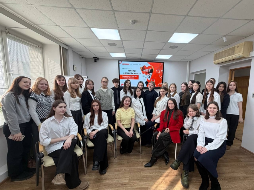 Школьники Читы узнали о том, как стать бизнесменами: экскурсию для них провели в центре «Мой бизнес»