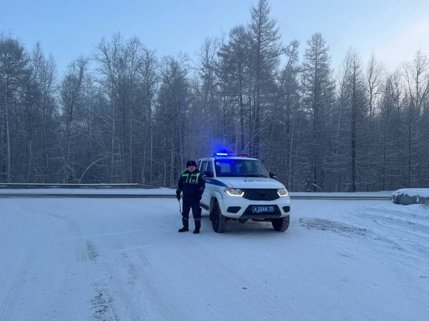 ​Госавтоинспекция Забайкалья предупреждает водителей о выпадении снега на дорогах региона