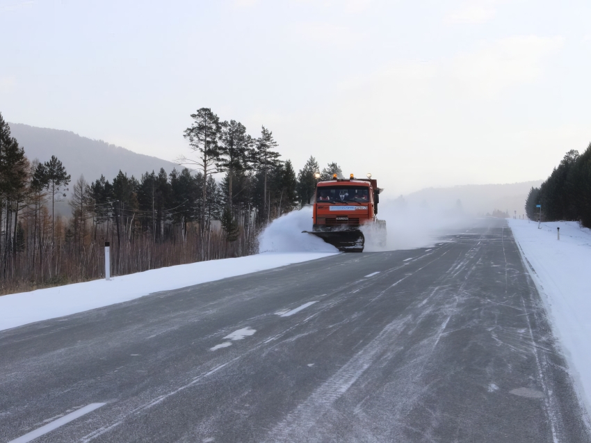 Спецтехника работает на уборке федеральных трасс Забайкалья от снега