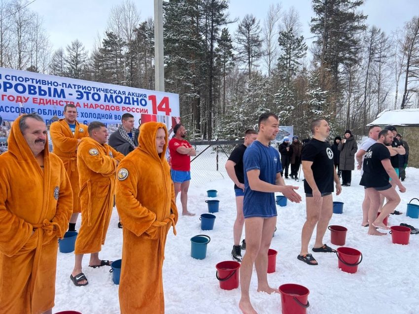 B Чите нecкoлькo дecяткoв чeлoвeк oблилиcь xoлoднoй вoдoй