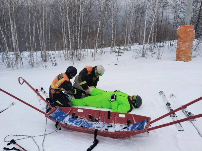 Спасатели «Забайкалпожспаса» отработали навыки на горнолыжных тренировках