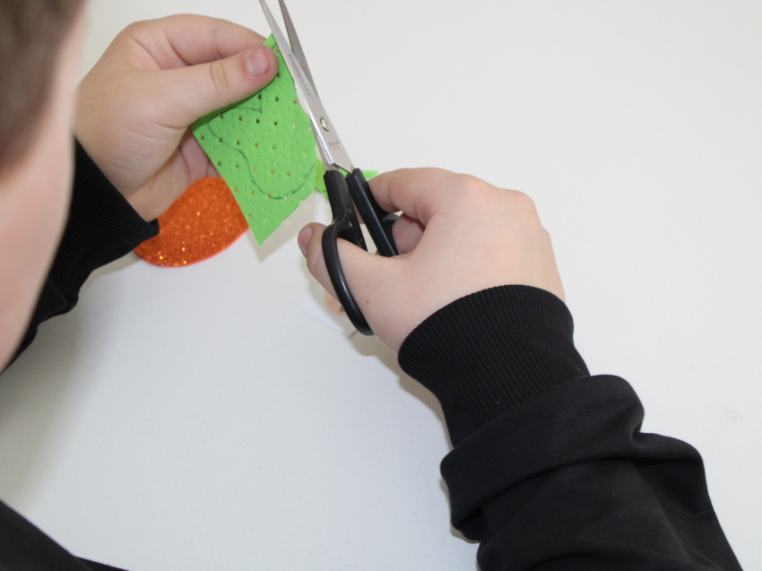 ​В Семейном МФЦ Шерловогорского центра «Топаз»  дети и взрослые сделали талисманы для бойцов СВО