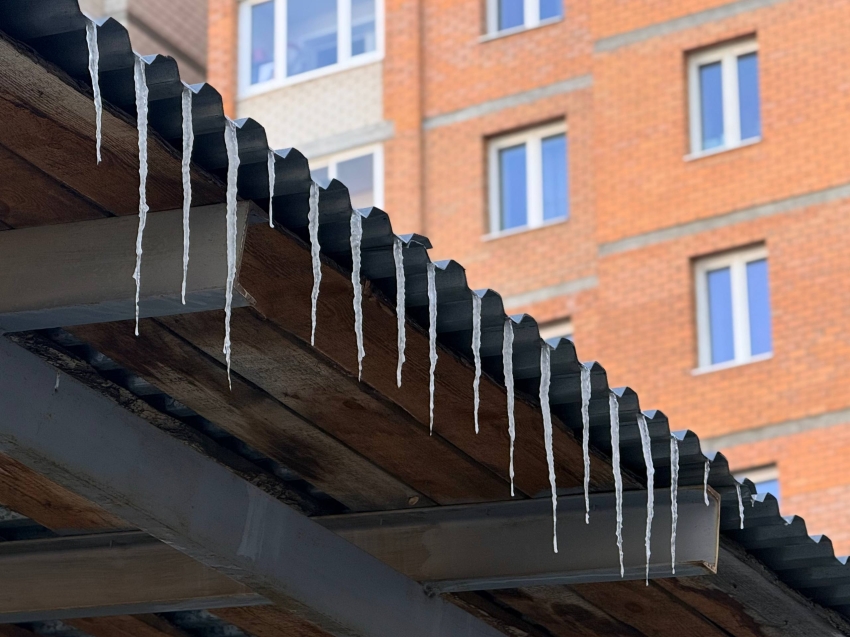 Осторожно, сосульки! Госжилинспекция края провела очередной мониторинг придомовых территорий в Чите