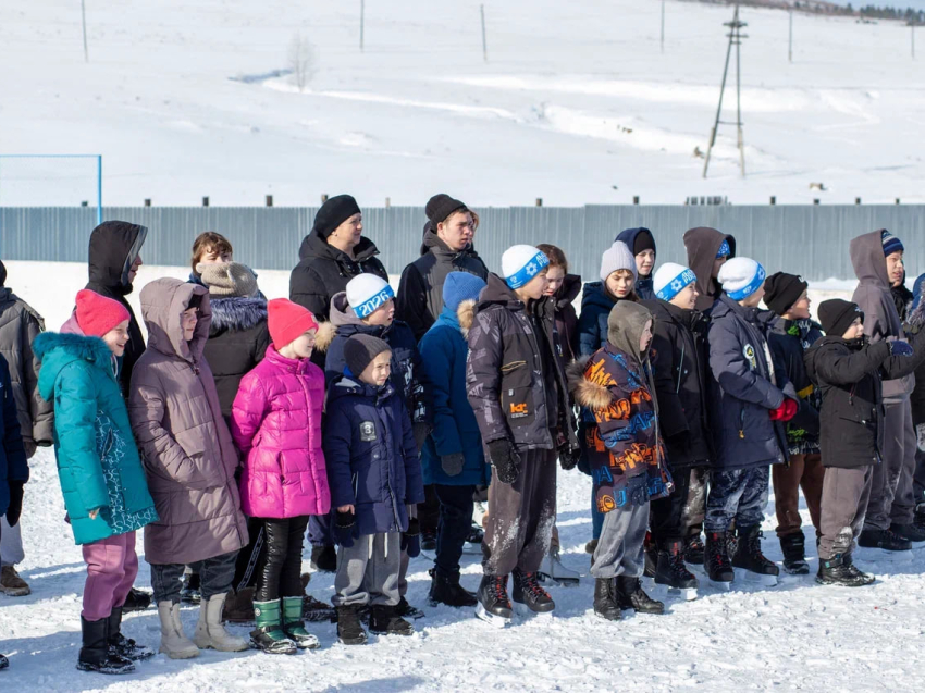 ​Волонтёры «Сердце Удокана» научили детей подшефного центра «Подсолнух» играть в хоккей