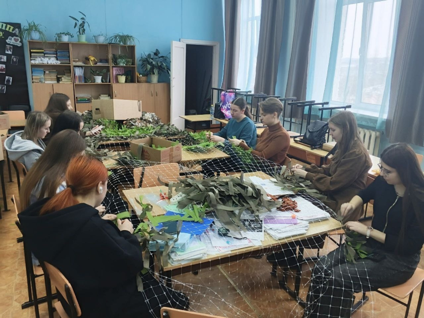 ​Тысячную масксеть для бойцов СВО сплели студенты колледжа из Петровска-Забайкальского