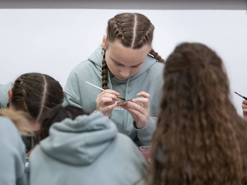 Наличники для зеркал и расписные матрёшки-шкатулки сделают школьники по Пушкинской карте в музее Забайкалья