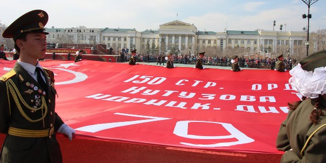 Знамя Победы пронесут 9 мая от площади Декабристов до площади Ленина