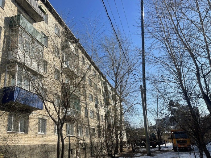 ​В многоквартирном доме на улице Украинский бульвар, 3 в Чите начался капитальный ремонт кровли