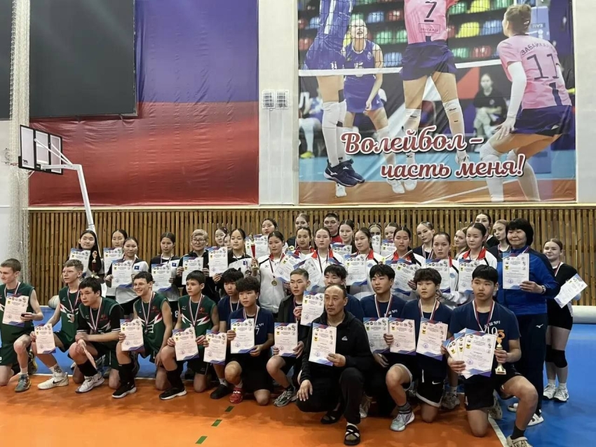 В Чите прошли финальные встречи соревнований по волейболу «Серебряный мяч» 