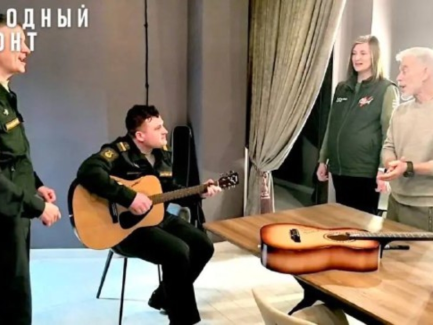 ​Олег Газманов написал автограф на гитарах для бойцов СВО из Забайкалья