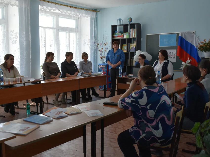 ​В Новоширокинском центре «Семья» обсуждали поддержку семей в трудной ситуации