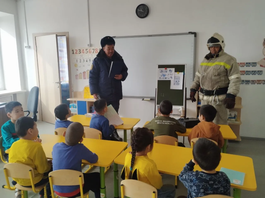 ​Сотрудники Забайкалпожспаса проводят уроки безопасности в школах края