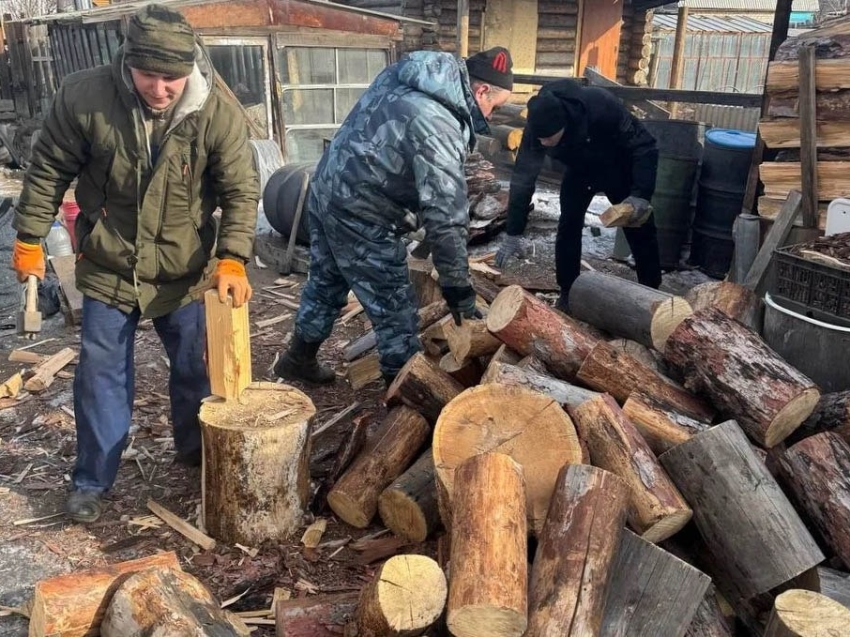 Судебные приставы Забайкалья помогли расколоть дрова пожилым жительницам края