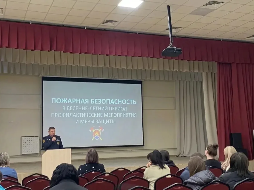 Сотрудники пожарной части Атамановки напомнили родителям школьников о пожарной безопасности