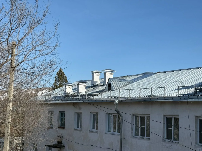 ​Две новые крыши появилась на домах в поселке Холбоне