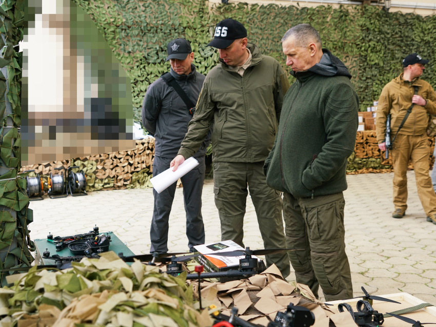 Юрий Трутнев передал на передовую 500 FPV-дронов забайкальского конструкторского бюро «Ветер»