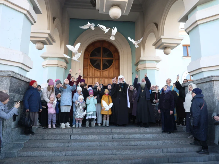 Ученики Забайкальской православной гимназии выпустили голубей в честь Благовещения Пресвятой Богородицы