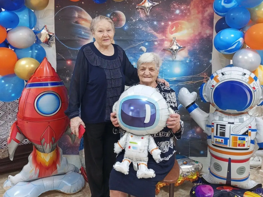 В Петровск-Забайкальском центре «Ветеран» оформили тематическую фотозону в рамках акции «Неделя космоса» 