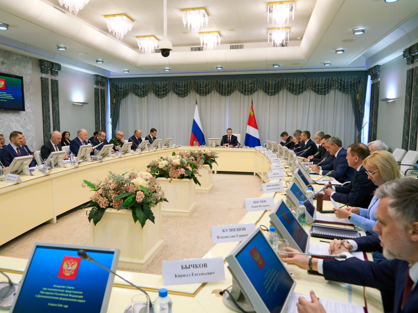 Юрий Трутнев: надо сделать все возможное, чтобы минимизировать ущерб от природных катаклизмов, а лучше не допустить и предупредить ЧС природного характера