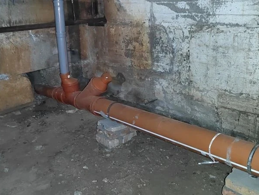 ​Капитальный ремонт системы холодного водоснабжения и водоотведения завершился в трёх домах посёлка Новоорловск