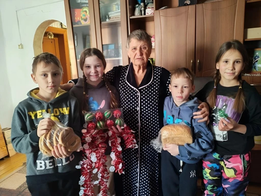 ​Волонтеры Сретенского центра для несовершеннолетних навестили ребенка войны в преддверии Дня Победы