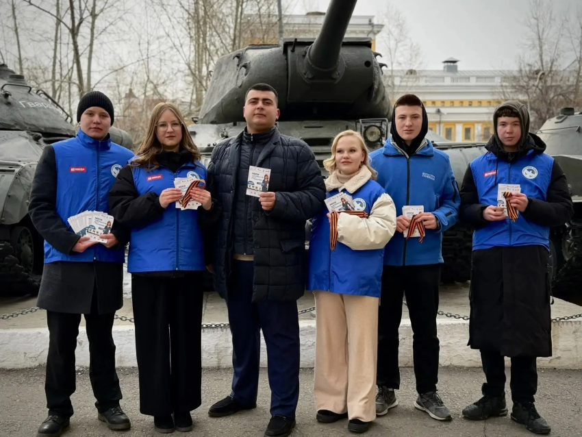 ​Георгиевские ленты раздают на улицах Читы