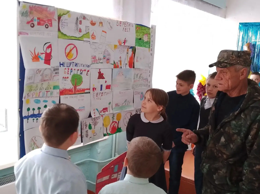 Школьники Забайкалья узнают о пожарной безопасности от опытных лесников