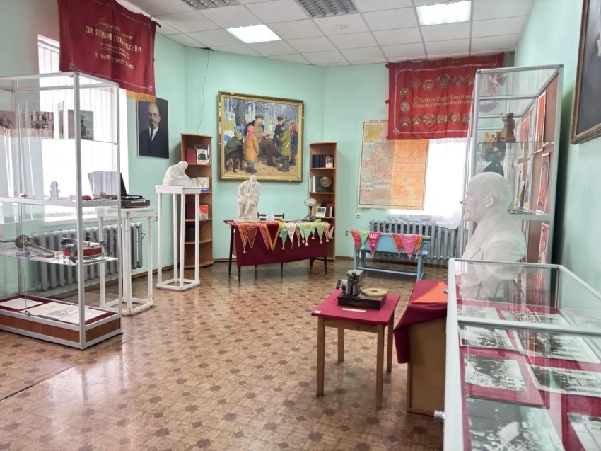 Пионерский барабан и коллекцию бюстов Владимира Ленина представили на выставке в музее Агинского