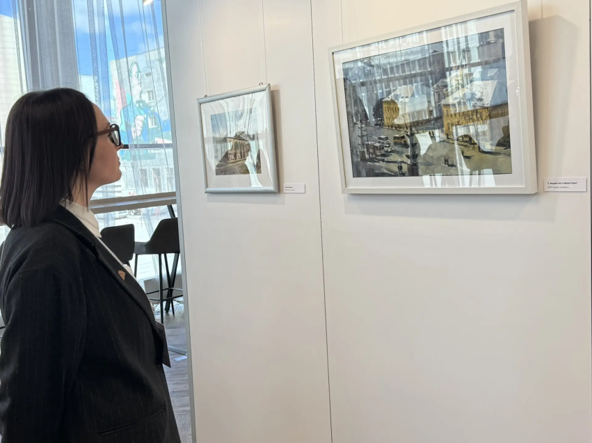 ​Акварелист Артём Тарасов на форуме «Новые горизонты» создает картину 