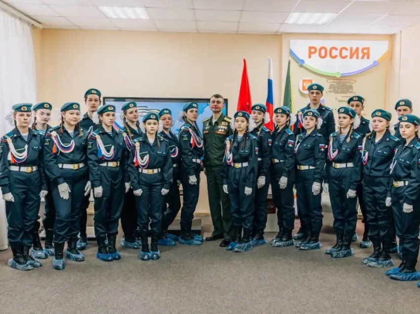 ​Ветеран СВО Евгений Ищенко встретился с юнармейцами Читы и рассказал о боевом братстве и преемственности поколений