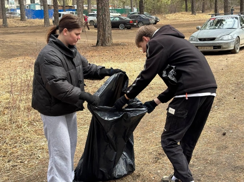 Молодежь Забайкалья вышла на уборку парка СибВО в рамках акции «Труд крут»
