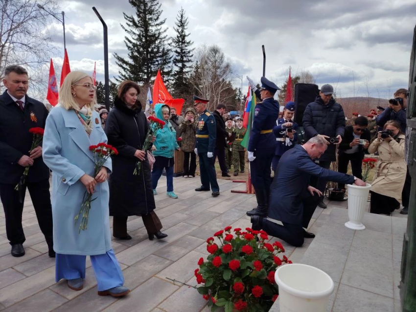 «И пускай нигде на целом свете детство вновь не отберет война»: Митинг «Детям войны посвящается…» прошёл в столице Забайкалья 
