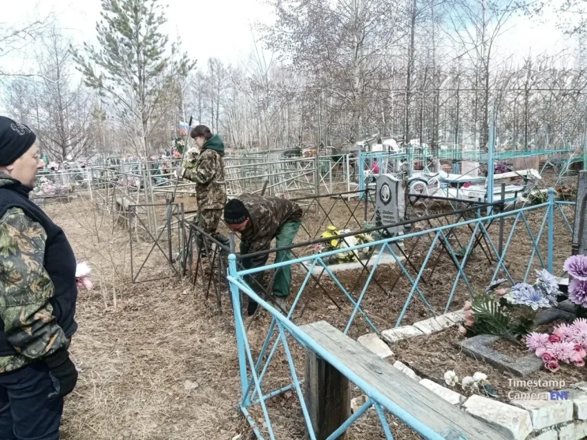 Забайкальские лесники привели могилы ветеранов в порядок