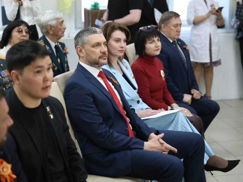 ​Губернатор Забайкалья поздравил коллектив и пациентов краевого клинического госпиталя для ветеранов войн