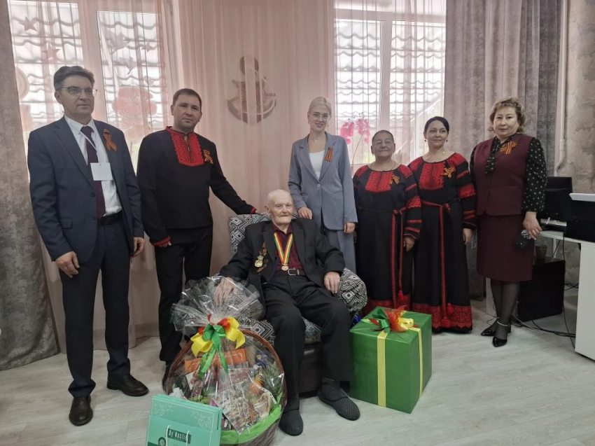 ​Виктория Бессонова поздравила почётного гражданина Забайкальского края с Днём Победы