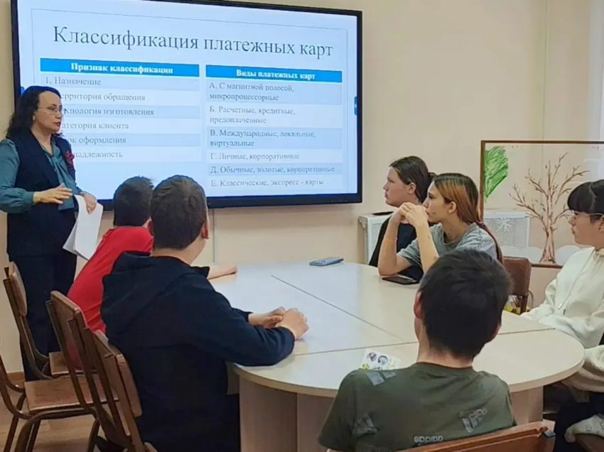 ​В центре «Спасатель» подросткам рассказали о дропперах и финансовой безопасности
