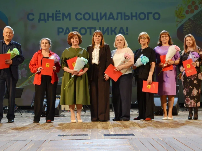 ​Наталья Тумурова поздравила работников социальной сферы Забайкалья с Днём социального работника