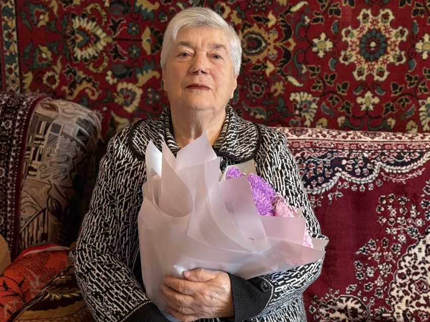 ​В Краснокаменске поздравили с 89-летием бывшую узницу концлагеря Антонину Костромицкую