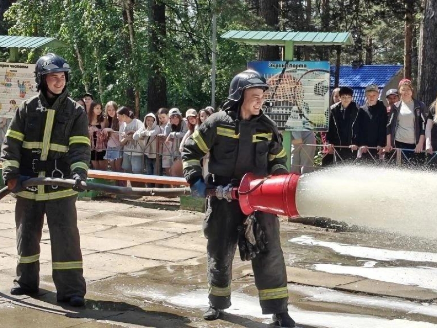 Спасатели Забайкалпожспаса провели урок мужества для детей в лагере «Энергетик» в преддверии Дня России