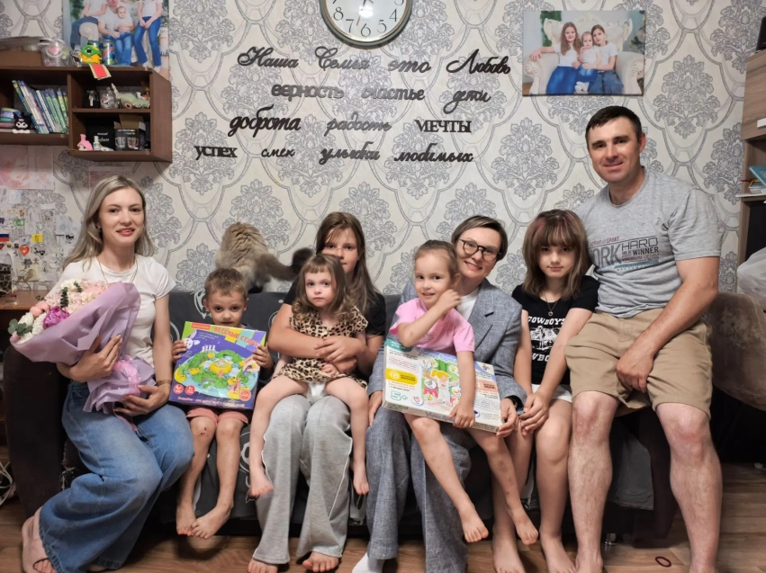​Многодетную семью из Песчанки с Днем семьи, любви и верности поздравила глава Минсельхоза Забайкалья