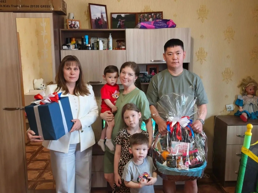 ​Наталья Тумурова поздравила с Днём семьи, любви и верности семью участника СВО