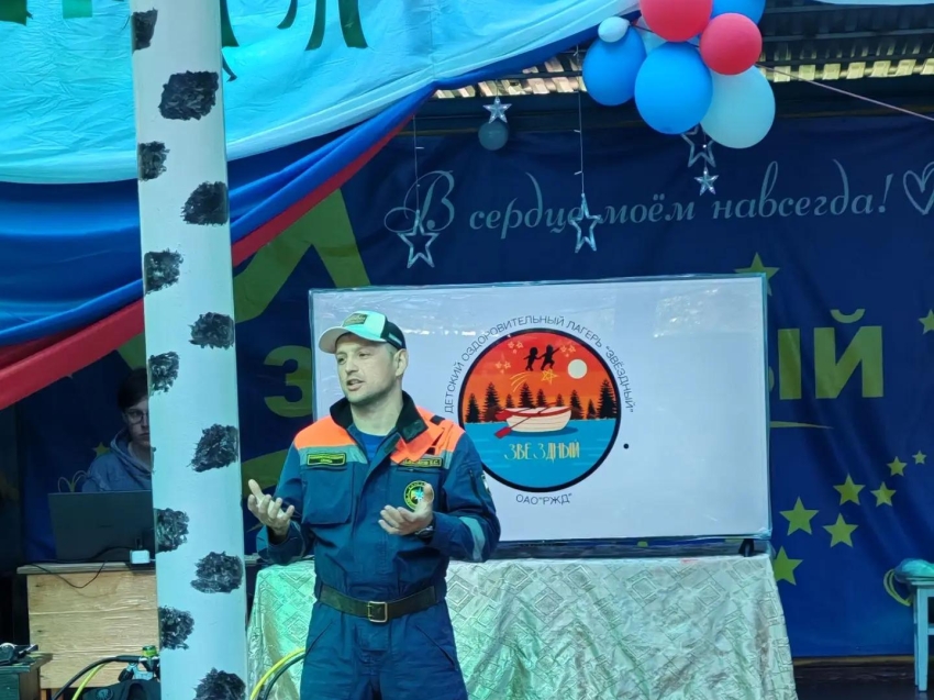 Водолазы Забайкалпожспаса провели мастер-класс мужества и безопасности в детском лагере «Звездный» на Арахлее