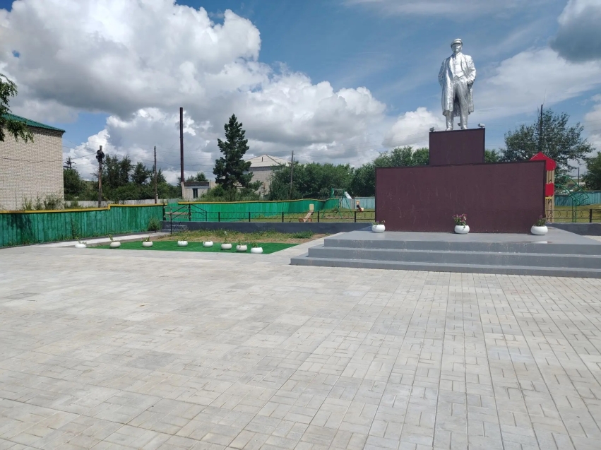 ​Памятник Ленину восстановили в Цокто-Хангиле по программе Минсельхоза